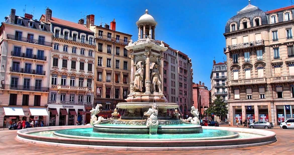 Hallmark - Location T2 - Lyon 2 Luaran gambar