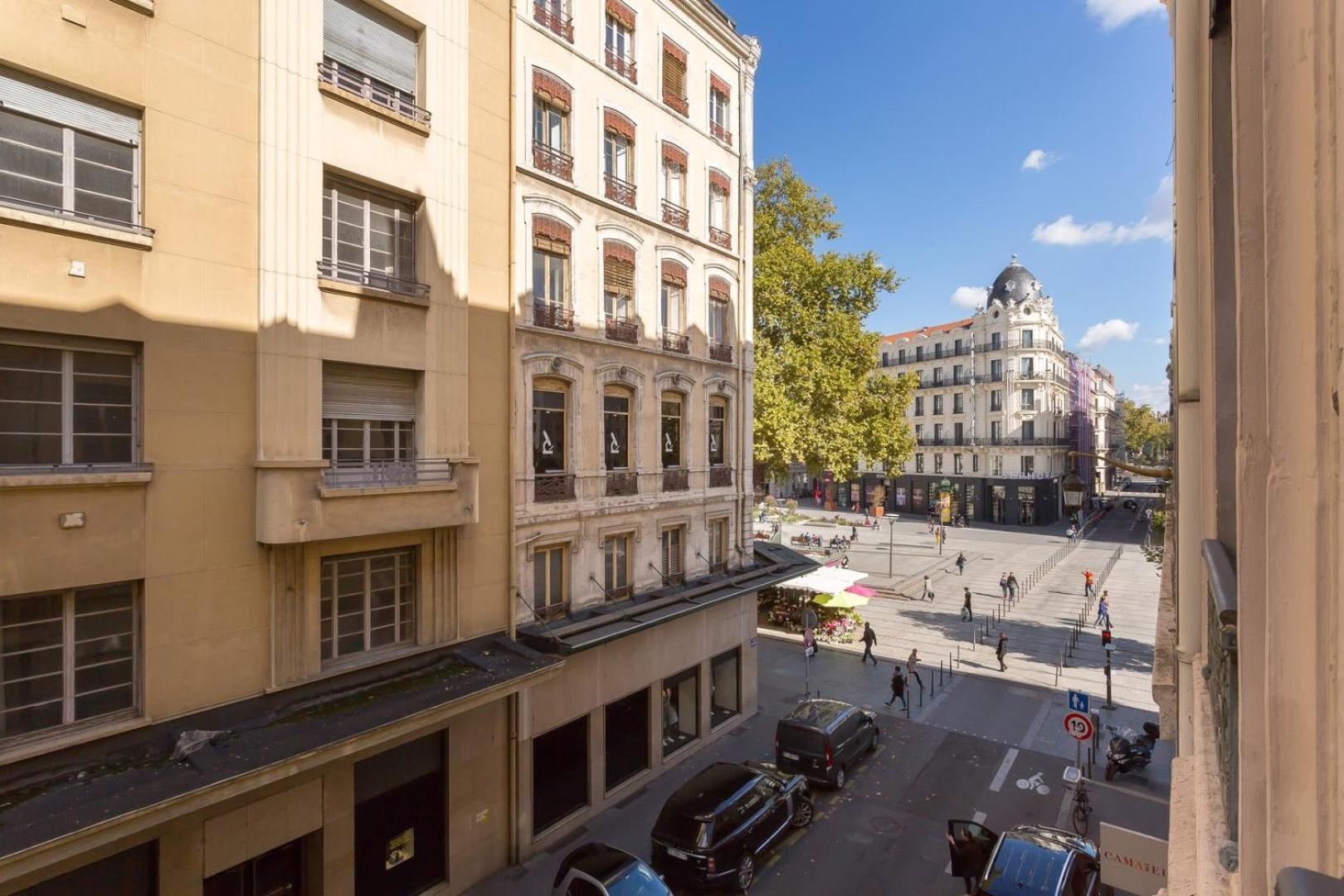 Hallmark - Location T2 - Lyon 2 Luaran gambar